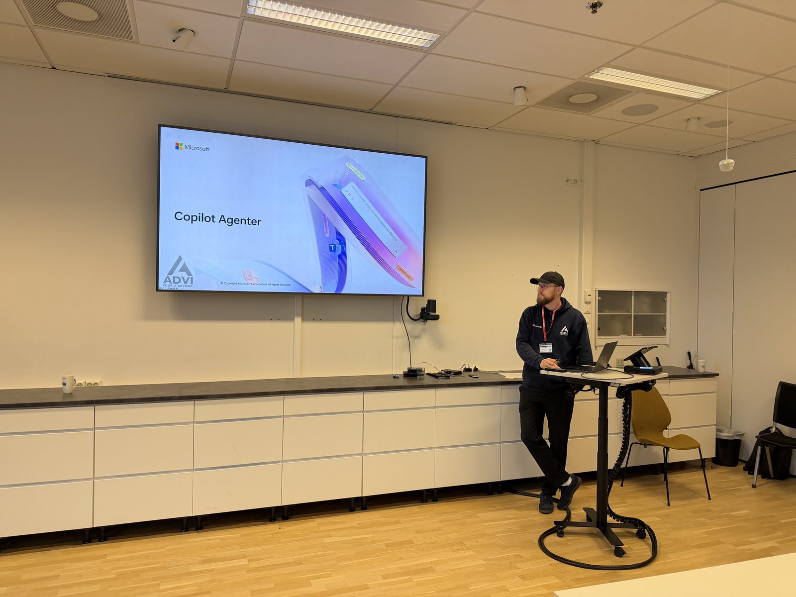 Kursholder fra Advi foran en skjerm med presentasjonen Copilot Agenter