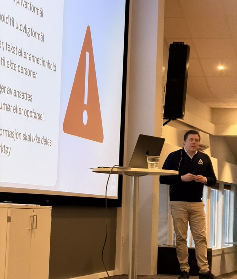 Kursholder fra Advi foran et lysbilde om hva som ikke skal deles med AI